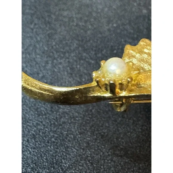 Vintage Gold Toned Leaf with Pearl Pin Brooch Heavy - Picture 5 of 6